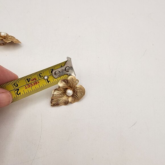 Vintage Sarah Coventry Gold Leaf Sweater Clip & Earrings Set Classic Fall Style - Picture 8 of 8